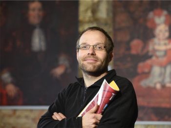 Jan Zimmermann ist der Vorsitzende des Hainewalder Schlossvereins. Er freut sich, dass die Ahnengalerie im Rittersaal immer vollständiger wird.  Foto: Matthias Weber