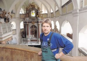 Friedhofsmeister Andreas Großer in der Hainewalder Kirche. Foto: Thomas Knorr