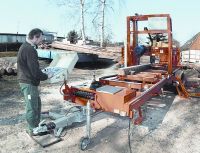 Das mobile Sägewerk der Firma Franke ist hier im Einsatz bei der Dachdeckerei Neumann in Hörnitz. Gerald Hahnisch schneidet damit Kanthölzer. Foto: Knorr