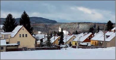 Selten aber schön… Ein winterlicher Eindruck mit Blick von der Siedlung zur Kirche. Foto: J. Walther