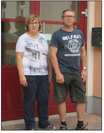 Evelyn und Hans-Jörg Stürmer vor dem Schul-/ Kindergartenkomplex – einer ihrer langjährigen beruflichen Wirkungsstätten.