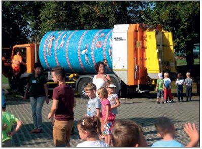 Helle Begeisterung empfanden die Kinder bei dem schmucken Bioabfallentsorgungsfahrzeug von der Abfallwirtschaft. Foto: Ellen Doležal