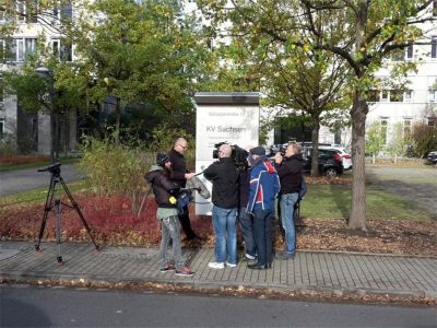 Günter Krause (2. v. l.) umringt von Journalisten in Dresden vor dem Sitz der Kassenärztlichen Vereinigung.  Foto: Meyer